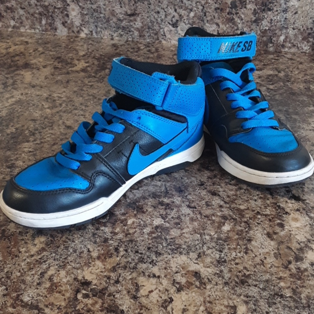 Boys size 3.5 High-Top Jordans. Nice condition